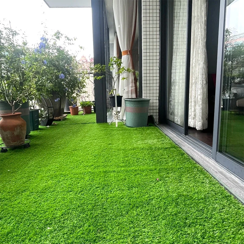 ข้อเสียของสนามหญ้าเทียมสำหรับเล่นกีฬาคืออะไร?